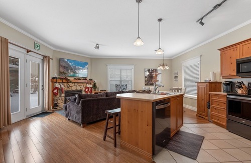 The Blue Mountains Ski Chalet | Cozy 2 bedroom condo Sleep 6, Bottom Unit access.