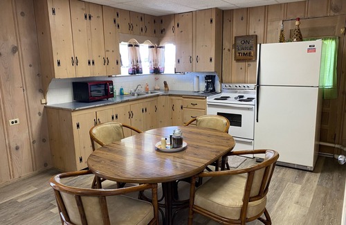 Cleora Cottage | Cozy 2 Bedroom 1 Bath Lake Front Cottage