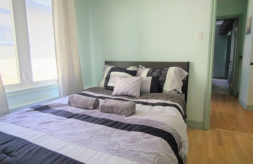 Whyte ave House | Cozy 2-Bedroom 7min Walk Distance to Hospital & UofA