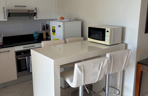 Weston Apartment | Cozy 2-bedroom apartment with AC, 5 min walk from beach