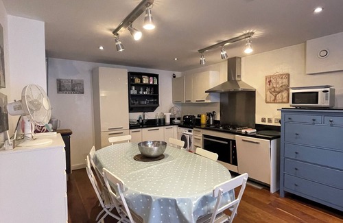 Peninsula Apartment | Cozy 2-bedroom apartment in welcoming London with WiFi