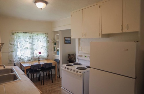University Park House | Cozy 2-bedroom house across from city park - 5 blocks to U of P with WiFi.