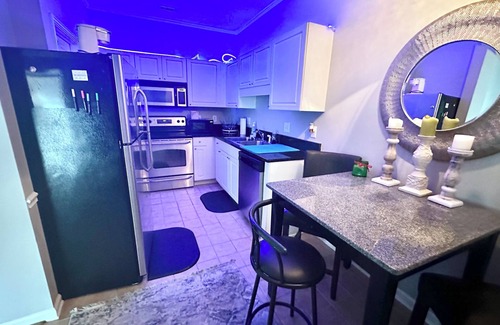 Vaught Condo | Cozy 2 bedroom in gated community filled with many amenities- blocks to beach