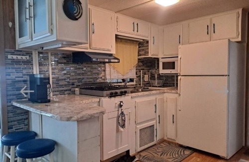 Jacarandas House | Cozy 2-bedroom mobile home in cool North Fort Myers with WiFi, AC