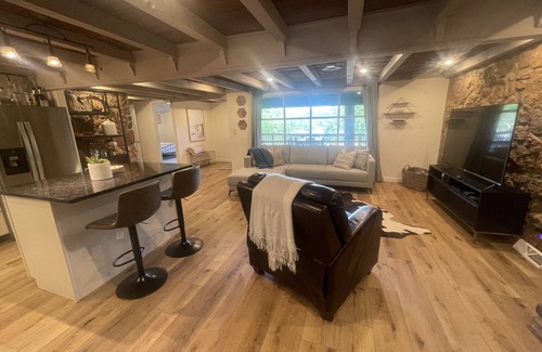 Osage Beach Cottage | Cozy 2-BR lake view house with hot tub!