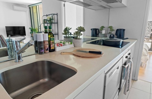 Melbourne Central Business District Apartment | Cozy 2BR | amazing views + pool & gym (accommodates 6 people)