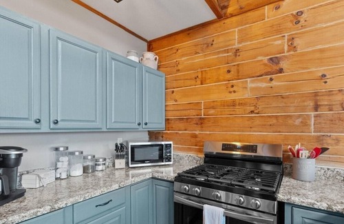 Purlear House | Cozy 2BR with AMAZING views in Buck Mountain