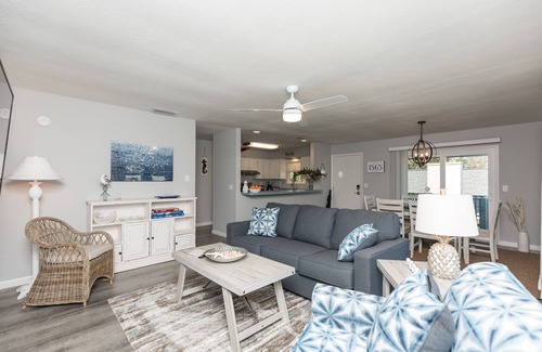 Coquina Gables Apartment | Cozy, 2nd floor apt 5 min walk to bch. PET friendly. FREE bottle of PROSECCOnn