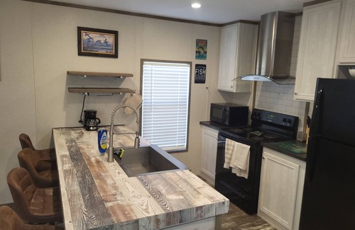 Negreet House | Cozy 3-bedroom 2 bath,5beds mobile home. Close to a boat launch. Covered parking