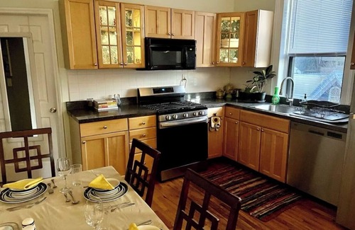 Historic Downtown Apartment | Cozy 3 Bedroom Apartment Downtown Jersey City, One Train Stop to NYC