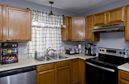 Springfield House | Cozy 3-bedroom Duplex1 with WiFi, AC in peaceful Springfield