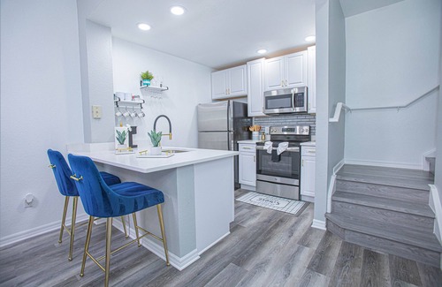 Kissimmee House | Cozy 3-bedroom townhome in Kissimmee close to Disney with WiFi, AC, fitness room