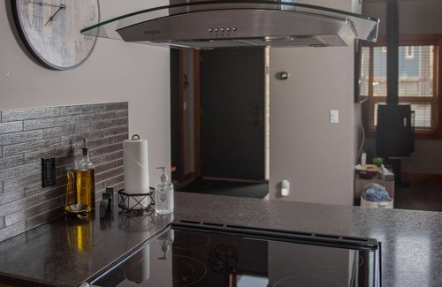 East Kootenay House | Cozy 3 BR Home | Mountain Views | Private Beach |Lake Access