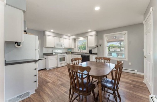 Bay City House | Cozy 3BR Home Near Park & Shops