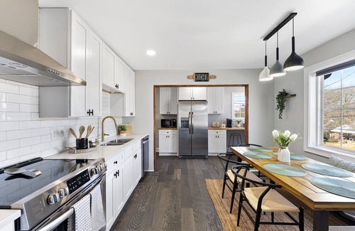 Downtown House | Cozy 4Bd Bungalow w/Private Backyard Lounge and Game Room Mins to Downtown