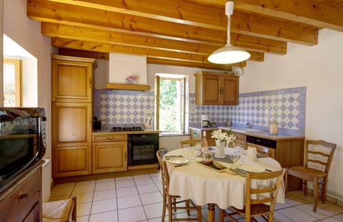 Les Salles Cottage | Cozy accommodation for 4 with garden and pets allowed