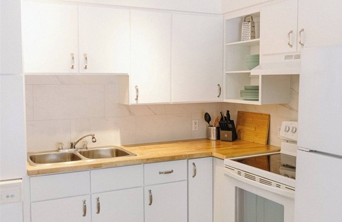 Golden Apartment | Cozy and Bright, newly renovated two bedroom suite. Only minutes from downtown!