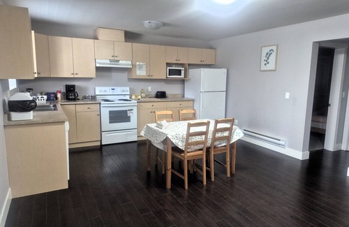 Guildford House | Cozy and Homey 2 BR Suite, 5 minutes to Highway 1 entrance.