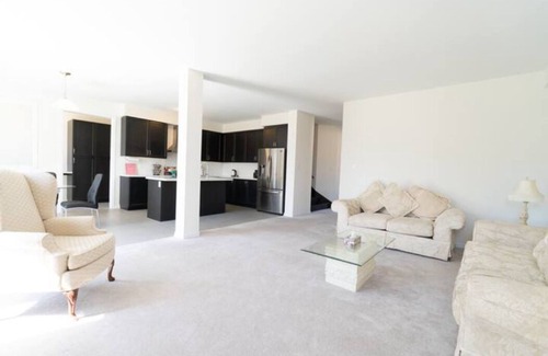 Niagara Falls House | Cozy and Large Spacious Vacation Home- Minutes from Niagara Falls!
