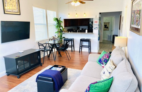 Broadmoor House | Cozy and Quiet Home Uptown Broadmoor Area