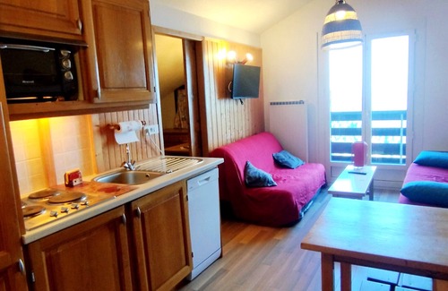 Prapoutel Apartment | Cozy apartment for 4-6 with balcony near slopes, TV, elevator and ski locker