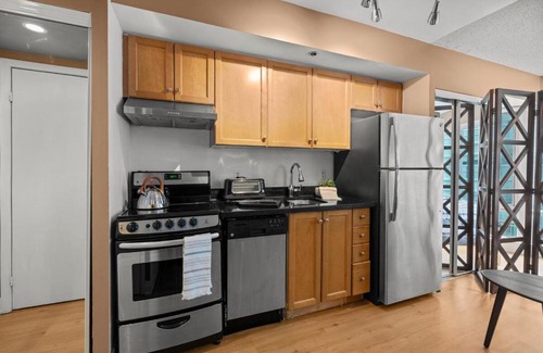 Downtown Toronto Apartment | Cozy Apartment at Dundas Square!