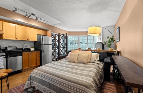 Downtown Toronto Apartment | Cozy Apartment at Dundas Square!