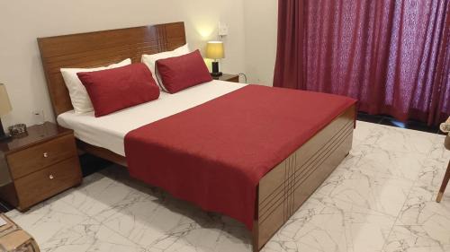 Islamabad Apartment | Cozy apartment, luxury amenities!