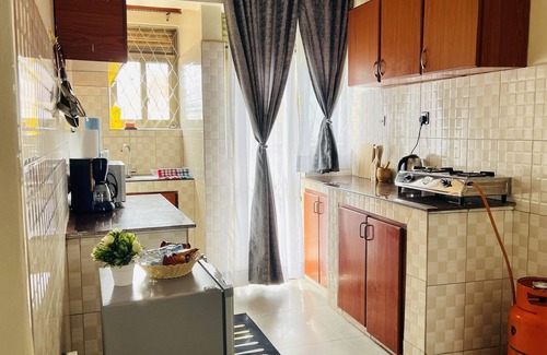 Kampala Apartment | Cozy Apartment Near Acacia Mall, Unlimited WIFI, Netflix, Free Parking 2BRM
