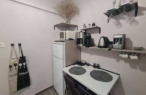 Neos Kosmos Apartment | Cozy apartment next to tram and metro station, 1500 meters from Acropolis