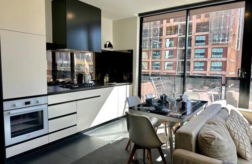 Melbourne Central Business District Apartment | Cozy Apartment with Balcony
