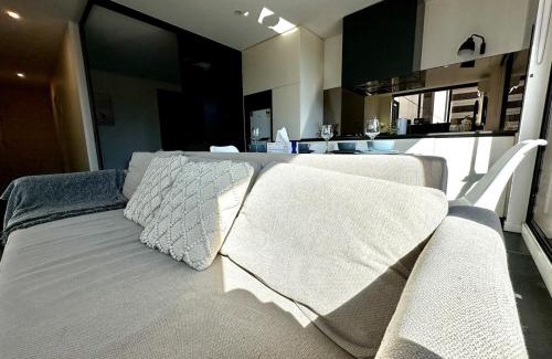 Melbourne Central Business District Apartment | Cozy Apartment with Balcony
