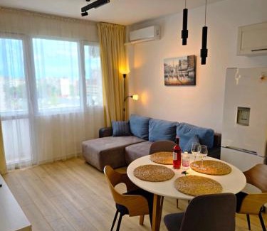 Varna Municipality Apartment | Cozy Apartment with Balcony on the Black Sea- part of the family 'Vicki Apart