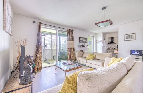 Begles Apartment | Cozy Apartment with Covered Terrace and Free Parking in Bègles