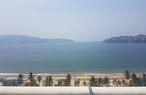 Las Playas Apartment | Cozy apparment infront of Acapulco Beach.