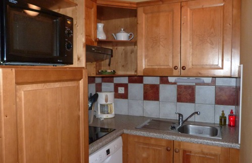 Lanslevillard Apartment | Cozy apt 6 ppl, near slopes, WiFi, parking, sheets included