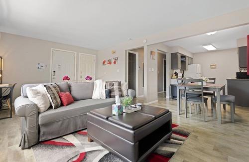 Aurora Apartment | Cozy apt Aurora/Sleeps 8/FREE Wifi/55"TV/Parking