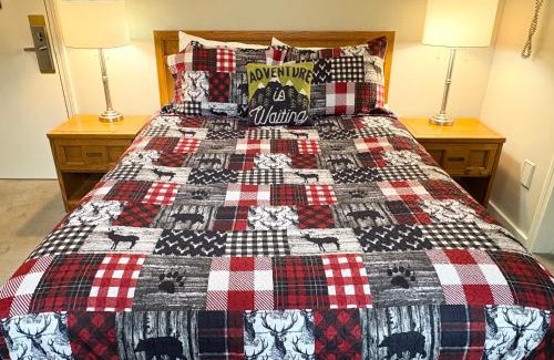 Bartlett House | COZY ATTITASH GETAWAY - Walk to lifts, Pool, Hot tub, Game room, Storyland