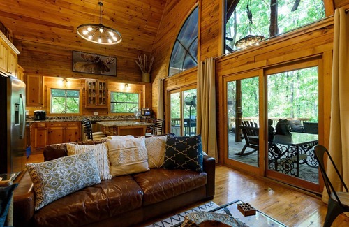 Broken Bow Cabin | Cozy Authentic Log Cabin in the Heart of Hochatown! Hot Tub and Fire Pit