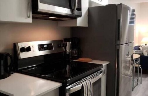 St. James House | Cozy basement suite near Airport