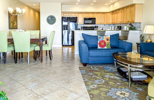 Independence Square Condo | Cozy beachside condo with pool & hot tub - walk to restaurants