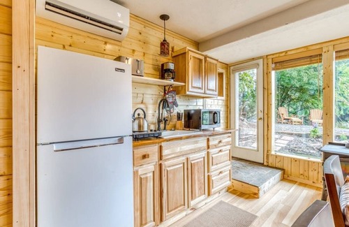 Stevenson Apartment | Cozy Blueberry Cottage Studio king bed, kitchenette, nNo Cleaning Fee!