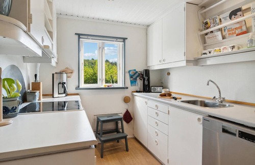 Remmer Strand House | Cozy, bright cottage with annex in a sheltered, naturally beautiful location.