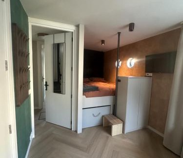 Jordaan Boat Rental | Cozy Cabin at houseboat