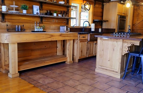 Suplee Cabin | Cozy cabin in Honey Brook,PA with hot tub, jacuzzi, large outdoor deck and more!