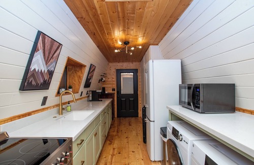 Groom Creek Cabin | Cozy Cabin in the Pines, 15 Min to Whiskey Row, 8 Min to Goldwater Lake