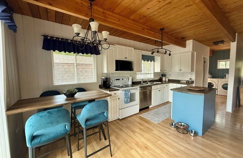 East Kootenay Cabin | Cozy Cabin | Lake/Mountain Views | Firepit | close to Beach, Golf & Skiing