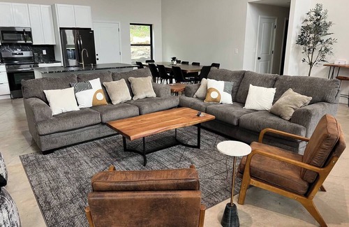 Park Hill House | Cozy cabin SLEEPS 15 on Lake Tenkiller!