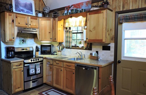 Robbinsville Cabin | Cozy cabin with Paved access, Carport & Fast Wi-Fi, available Oct 19-23