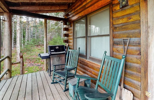 Tenants Harbor Cabin | Cozy Cabin with WiFi, Full Kitchen, Gas Grill, and Loft - 300 Feet to Water